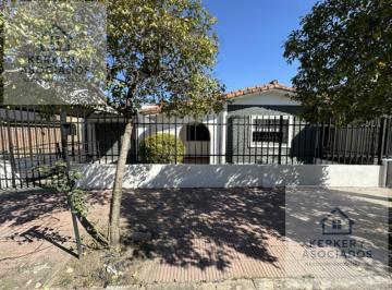 Casa · 156m² · 5 Ambientes · 2 Cocheras · Asa en Alquiler Dos Dorm. - Córdoba - Villa Cabrera - Obispo Lazcano 2667.