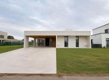 Casa de 4 ambientes, Moreno · Casa a Estrenar en Barrio Cerrado "Fincas de Alvarez" de Estilo Arquitectónico Moderno