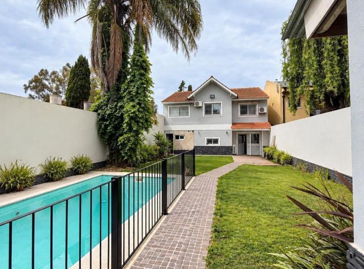 Casa · 250m² · 6 Ambientes · 2 Cocheras