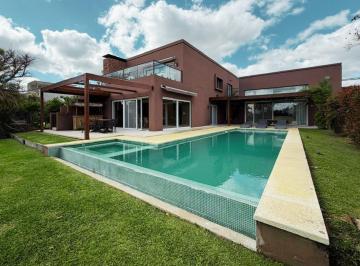 Casa · 420m² · 7 Ambientes · 2 Cocheras · Espectacular Casa de 420 m², con Pileta y Amarra