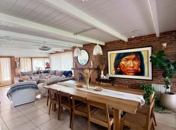 Casa · 377m² · 8 Ambientes · 3 Cocheras · Venta Casa Chacras de La Villa con Pileta y Cava