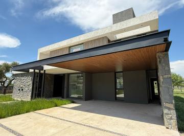 Casa · 600m² · 8 Ambientes · 2 Cocheras · Casa de Diseño en Siete Soles Naturaleza Urbana