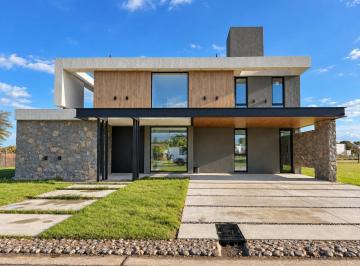 Casa · 600m² · 8 Ambientes · 2 Cocheras · Casa de Diseño en Siete Soles Naturaleza Urbana