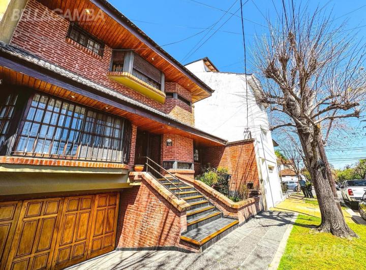 Casa · 260m² · 6 Ambientes · 3 Cocheras