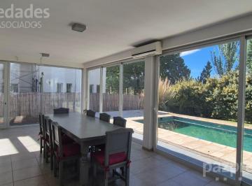 Casa · 800m² · 5 Ambientes · 3 Cocheras · Alquiler Amplia Casa B Privado "Comahue Golf" con Piscina