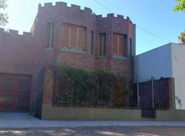 Casa · 250m² · 5 Ambientes · 1 Cochera · Excelente Propiedad de 250 m², Sobre un Lote de 500 M²!