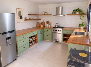 Un departamento con muchísima luz natural, ambientes cómodos y detalles que le d · Departamento en Dos Plantas con Patio Propio en Luis Guillón