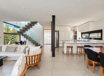 Casa · 230m² · 5 Ambientes · 4 Cocheras · Venta Casa 5 Ambientes en Nordelta Barrio Castaños
