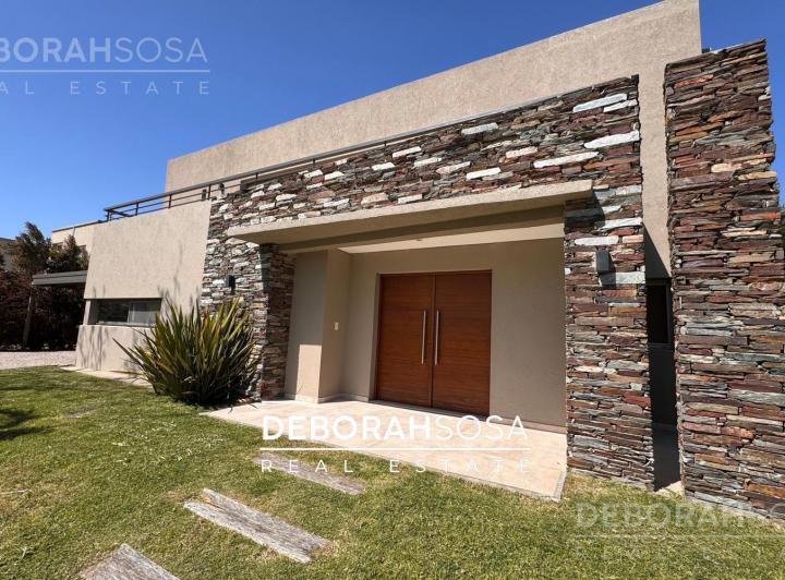 Casa · 198m² · 5 Ambientes · 6 Cocheras