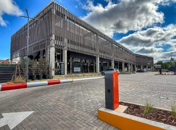 Calandria Mall: frente del complejo con acceso controlado · Oficinas de 45 m² a Estrenar en Alquiler en Calandria Mall, Zona Sur