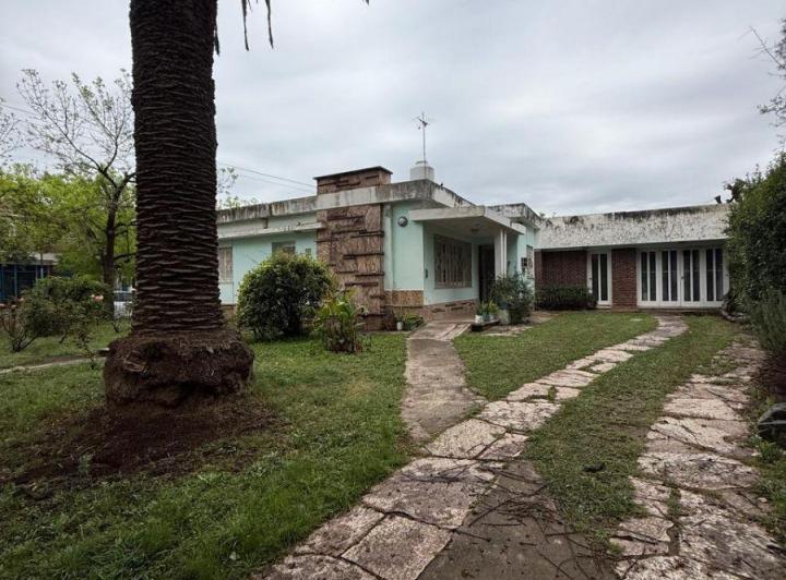 Casa · 230m² · 2 Ambientes · 1 Cochera