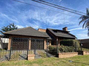 Casa · 217m² · 8 Ambientes · 1 Cochera · Casa en Empalme Lobos