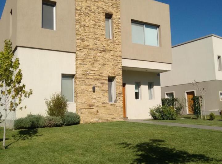 Casa · 218m² · 8 Ambientes