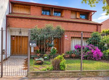 Casa de 6 ambientes, Quilmes · Chalet en Venta de 6 Ambientes con 4 Dorm. Jardín Al Frente, Garaje Pasante (3), Lavadero, Quincho.