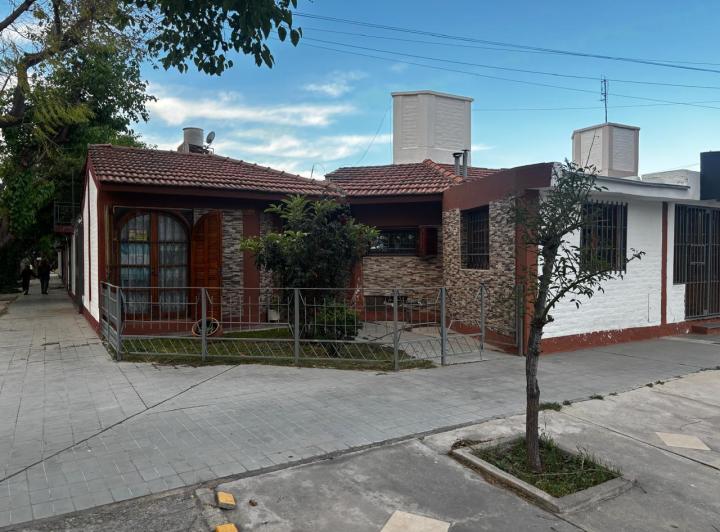Casa · 230m² · 10 Ambientes · 1 Cochera