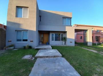 Casa · 217m² · 4 Ambientes · 1 Cochera · Casa en Venta 3 Dorm. Barrio Privado Las Cañitas Malagueño