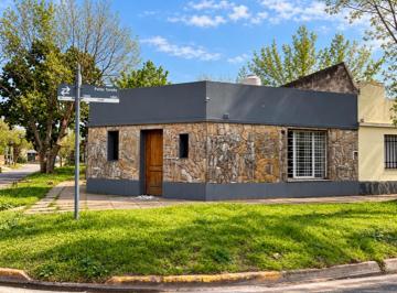 Casa · 80m² · 3 Ambientes · 1 Cochera · Casa en Esquina a Reciclar, Oportunidad Inversor