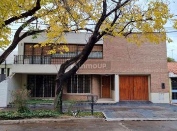 Casa de 6 ambientes, Ciudad de Mendoza · Casa en Venta 4 Dorm. | 300 m² Cubiertos | Cochera | Apto Crédito – Sexta Sección