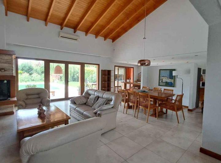 Casa · 200m² · 5 Ambientes · 2 Cocheras