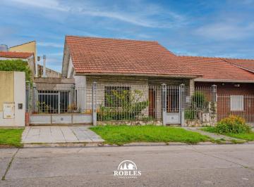 Casa · 141m² · 4 Ambientes · Chalet en El Tradicional Barrio San Carlos