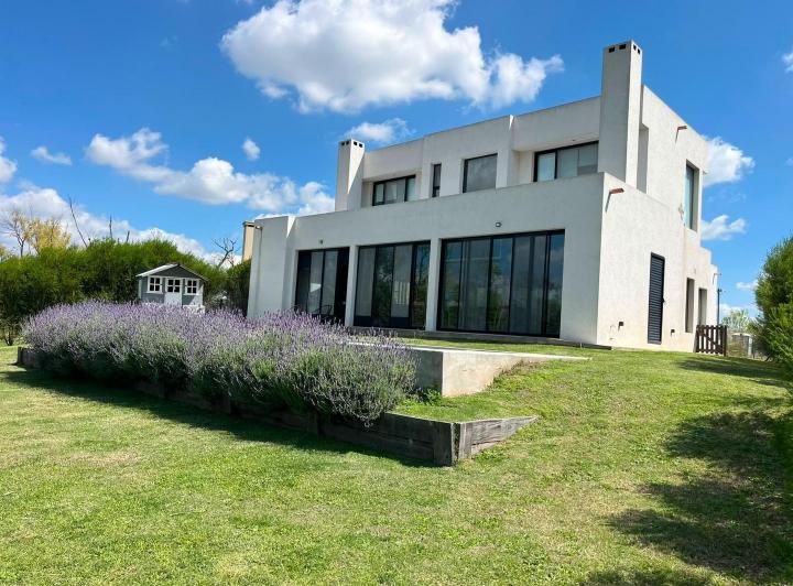 Casa · 270m² · 6 Ambientes · 2 Cocheras