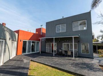 Casa · 300m² · 4 Ambientes · Casa 4 Amb con Parque y Pileta en Venta, Hudson