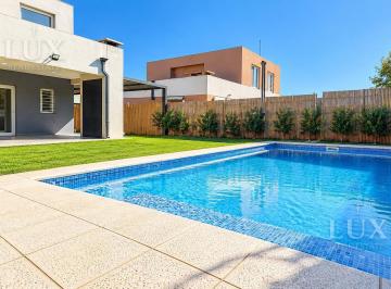 Casa · 120m² · 5 Ambientes · 4 Cocheras · Casa en Alquiler