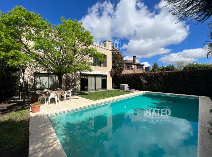 Casa · 216m² · 5 Ambientes · 1 Cochera