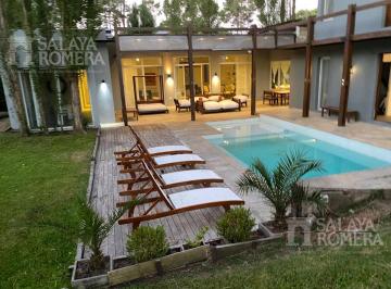 Casa · 300m² · 8 Ambientes · 3 Cocheras · Casa - Manantiales
