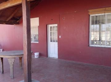 Casa · 80m² · 3 Ambientes · Casa con Amplia Terraza en Barrio Lanusse