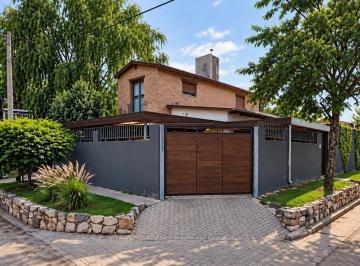 Casa · 180m² · 5 Ambientes · 2 Cocheras · Casa en Unquillo 3 Dorm.