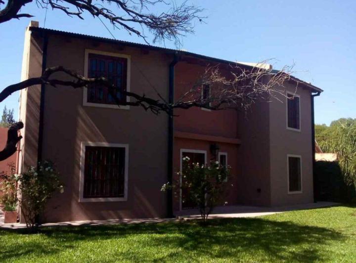 Casa · 200m² · 3 Ambientes · 2 Cocheras