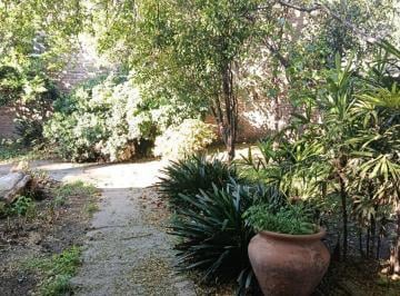 Casa · 111m² · 3 Ambientes · 1 Cochera · Excelente Estado y Hermoso Jardín Parquizado