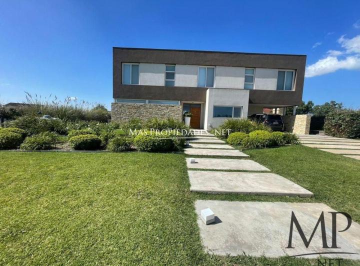 Casa · 254m² · 8 Ambientes · 2 Cocheras