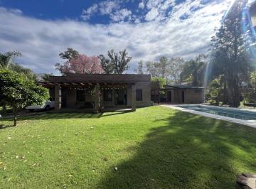 Quinta vacacional · 100m² · 2 Dormitorios · 1 Cochera · Casa con Pileta y Gran Parque en Sauce Viejo
