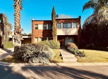 Casa · 260m² · 6 Ambientes · 2 Cocheras · Alquiler Casa en San Marino Funes Hills