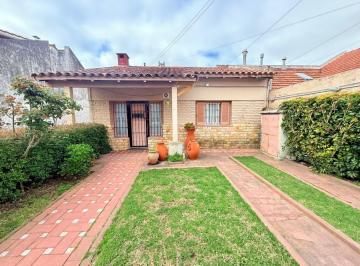 Casa · 450m² · 6 Ambientes · 10 Cocheras · Latorre Prop. Vende Chalet con Galpon en Parque Luro