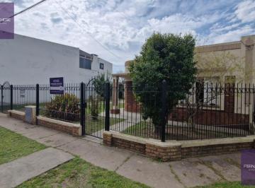 Casa · 120m² · 3 Ambientes · 1 Cochera · Casa en Jauregui en Plena Av
