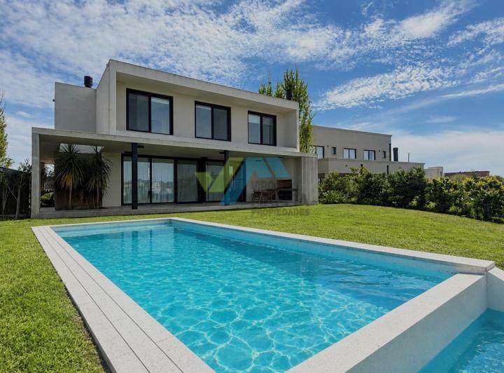 Casa · 180m² · 4 Ambientes · 2 Cocheras