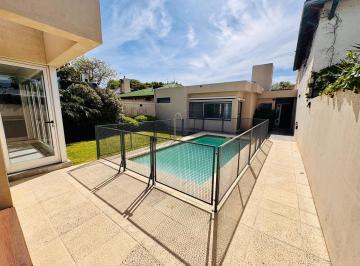 Casa · 242m² · 8 Ambientes · 3 Cocheras · Alquiler Casa 3 Dorm. Alberdi Jardin Pileta