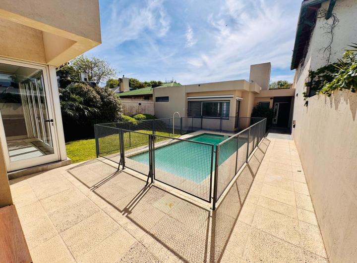 Casa · 242m² · 8 Ambientes · 3 Cocheras