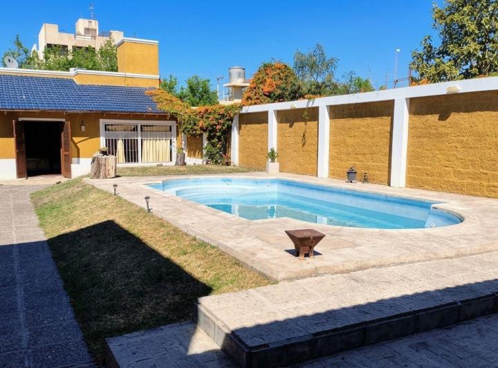 Casa · 231m² · 8 Ambientes · 1 Cochera