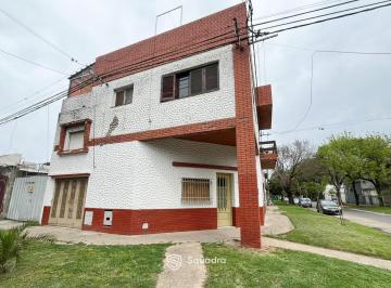 Casa · 60m² · 5 Ambientes · 1 Cochera · Venta | Permuta - Casa 2 Dorm. Comodín y Cochera. Las Heras, Rosario. Apto Crédito.
