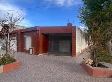 Casa · 247m² · 6 Ambientes · 1 Cochera · Casa en Barrio Rosales
