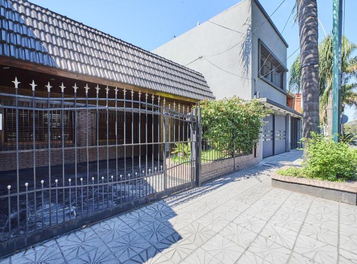 Casa · 194m² · 4 Ambientes · 2 Cocheras