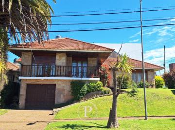 Casa · 176m² · 4 Ambientes · 1 Cochera · Chalet en Alquiler con 3 Dorm. en San Carlos