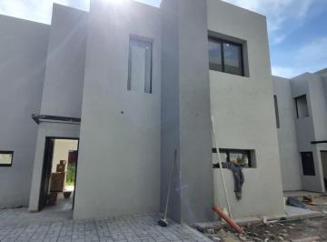 Casa · 101m² · 3 Ambientes · 1 Cochera · Duplex Tipo Casa con Jardin en Complejo Cerrado Hurlingham