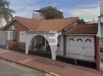 Casa de 3 ambientes, Villa Pueyrredón · Chalet 3 Ambientes con Jardín y Garaje - Excelente