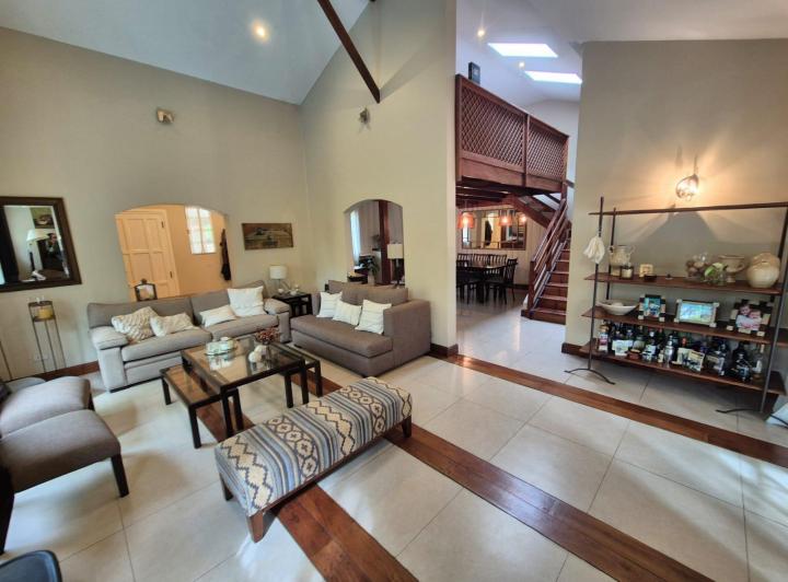 Casa · 265m² · 7 Ambientes · 1 Cochera
