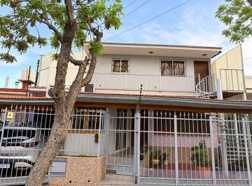 Casa · 230m² · 4 Ambientes · 2 Cocheras · Venta de Casa y Departamento en Barrio Trapiche